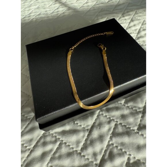 Gold Plated Snake Chain Herringbone Bracelet With Lobster Clasp New in a Box - Picture 7 of 15